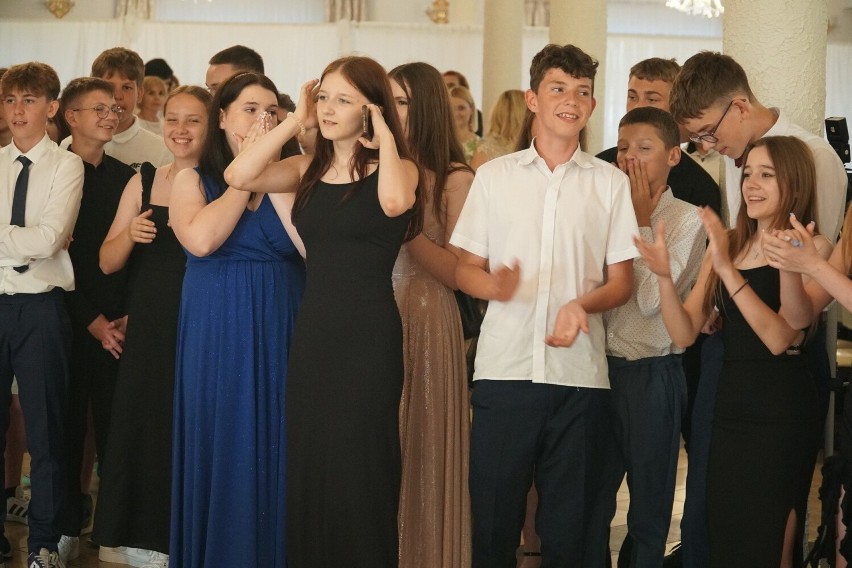 Pożegnanie ósmoklasistów kazimierskiej „jedynki”. Wiersze, piosenki, tańce, filmy i wspaniały bal absolwentów. Zobaczcie zdjęcia i wideo