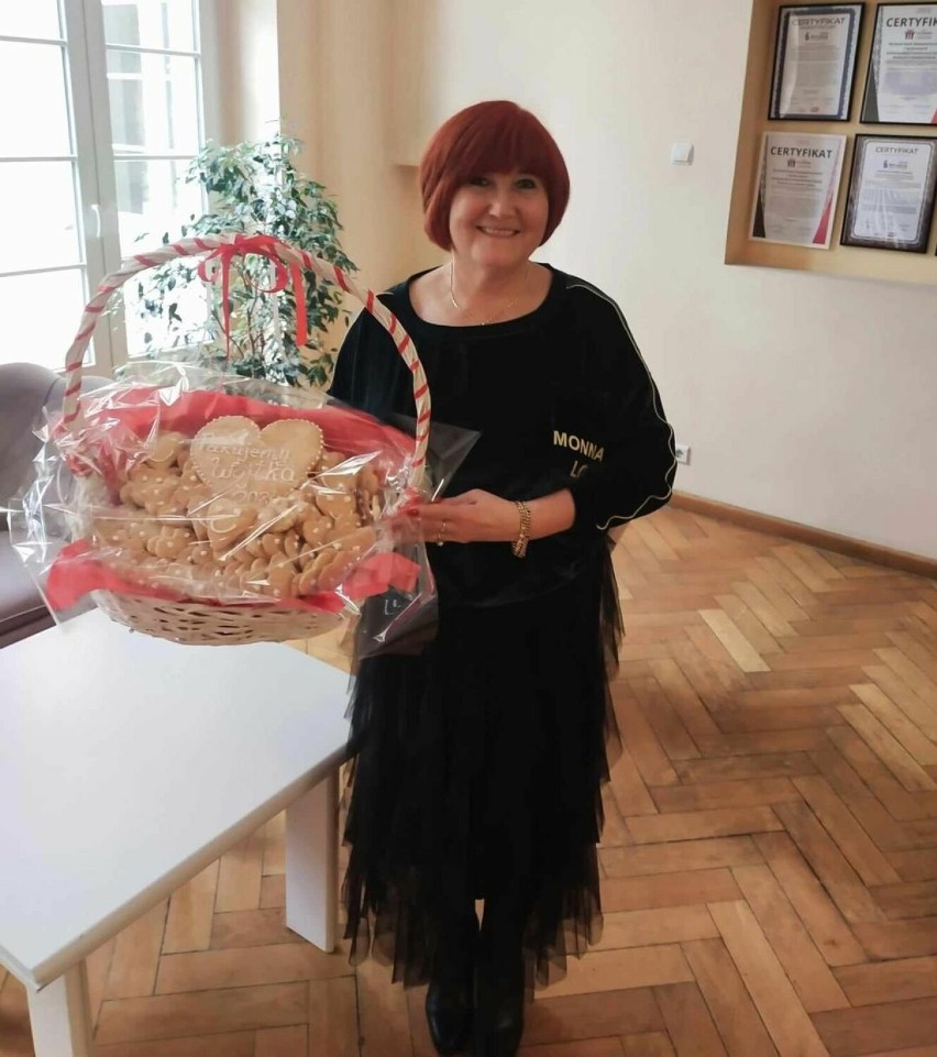 Radna Danuta Wójcik tradycyjnie na aukcję upiekła ciastka....