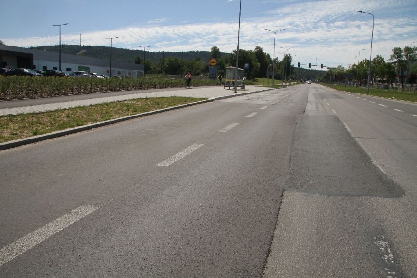 Na ulicy Popiełuszki nowy asfalt jest tylko na jednym pasie...