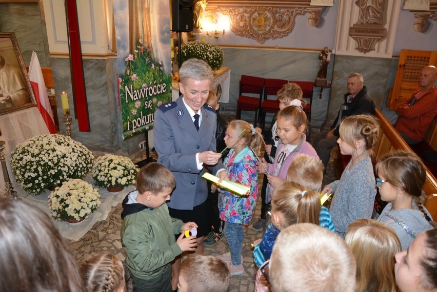 Policjanci z Radziejowa rozdawali odblaski w kościele w Broniewie [zdjęcia]