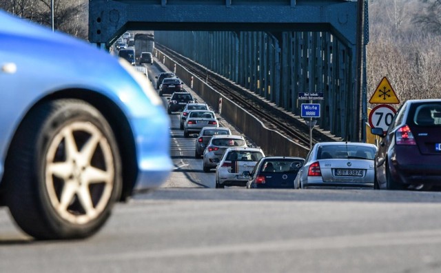 Drogowcy usuwać będą ubytki w asfaltowej nawierzchni jezdni Mostu Fordońskiego.