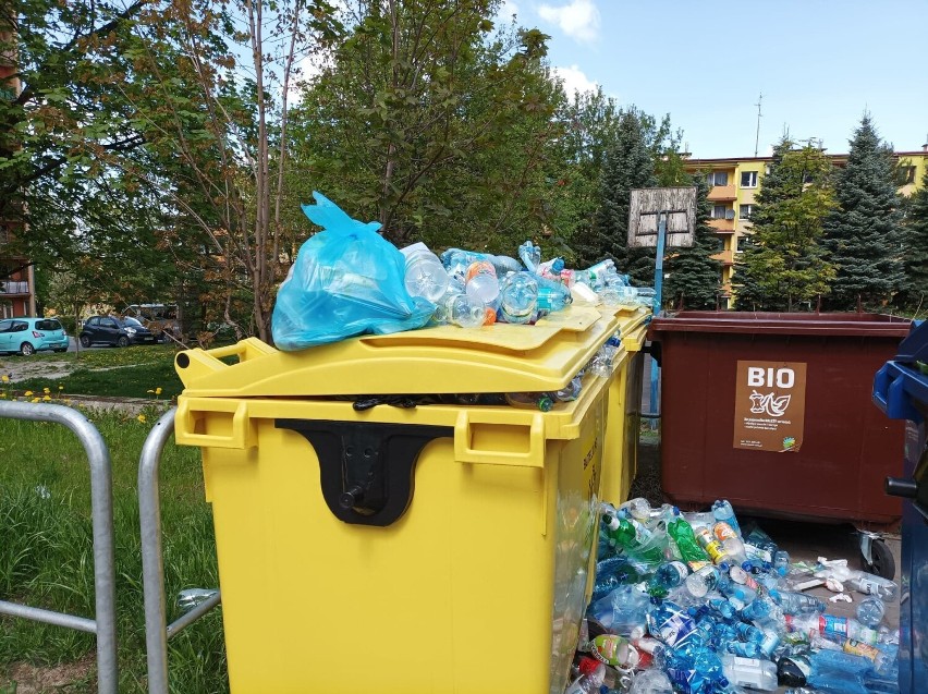 Weekendowy widok na Piaskowej Górze w Wałbrzychu. Śmieci...