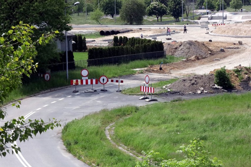 Legnica: Trwa budowa drogi zbiorczej a w niedzielę zamienia się w deptak, zdjęcia