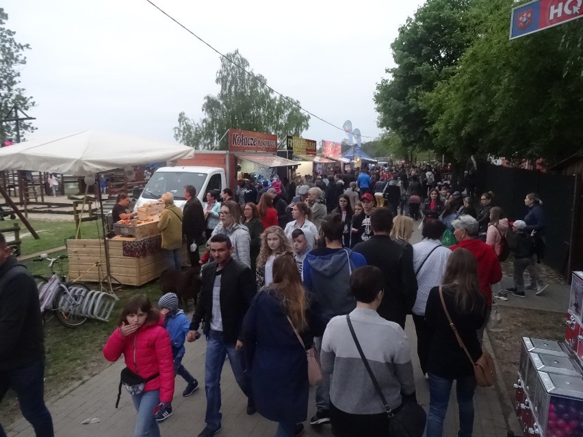 MajOSTaszki 2019. Łąki Łan, Przed Wschodem Słońca i... Robert Biedroń. Tysiące osób na PiaskachMajOSTaszki.