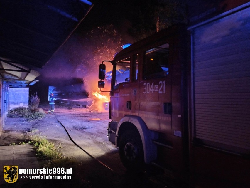 Nocny (22.07.2020 r.) pożar samochodu i rur ciepłowniczych na gdańskich Młyniskach [zdjęcia]