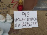 Protest kobiet w Zduńskiej Woli. Przed biurem PiS plakaty i znicze