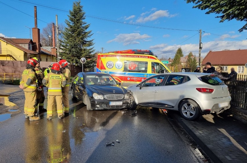 Wypadek w Bolestraszycach pod Przemyślem. W zderzeniu mercedesa z renault ranna została kobieta [ZDJĘCIA]