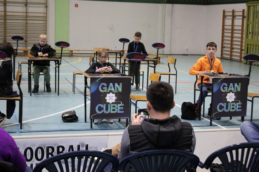 Zawody speedcubingowe w Koninie. Energy Cube 2023 rozpoczęte. „Połamania kostek”
