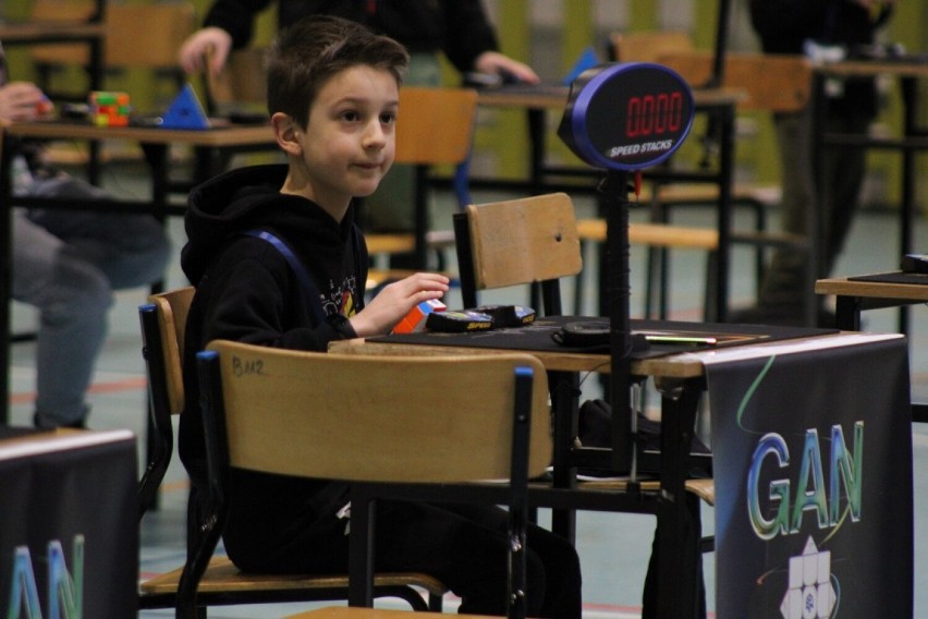 Zawody speedcubingowe w Koninie. Energy Cube 2023 rozpoczęte. „Połamania kostek”