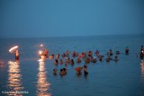Morsy z pochodniami w jeziorze Miedwie i finał "Lokomotywy uśmiechu" 