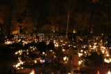 Dziesiątki tysięcy zniczy rozświetla wolsztyński cmentarz