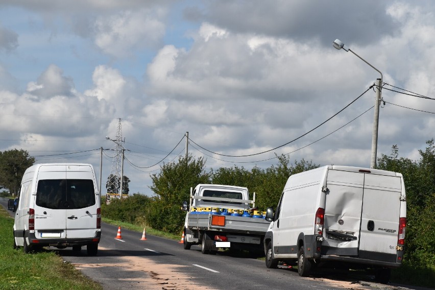 Trzy samochody dostawcze zderzyły się na drodze powiatowej nr 4309P