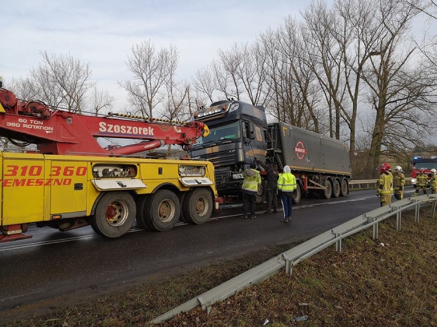 TIR przewrócił się na bok na trasie Gniezno-Kłecko. Droga jest zablokowana 