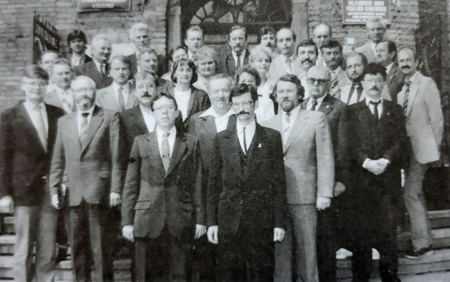 Rada Miasta pierwszej kadencji, 1990, z przodu z lewej przewodniczący RM Grzegorz Misiakowski i (z prawej) burmistrz Marian T .Goliński