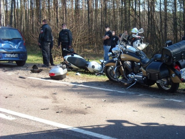 Samochód uderzył w ostatni z jednośladów, a ten z kolei wpadł na stojącego na poboczu fiata punto. Kierujący motorem, mężczyzna w wieku około 38 lat, doznał urazu podudzia i został przewieziony do szpitala.