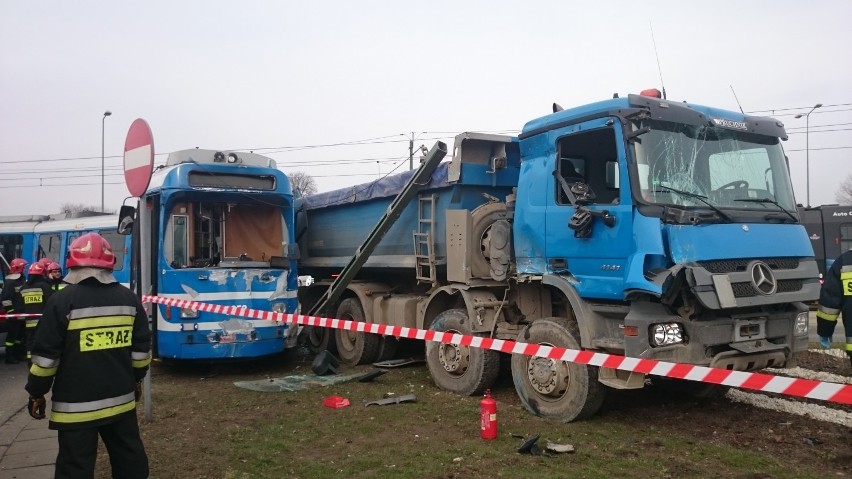 Kraków: wypadek na rondzie Grunwaldzkim. Tramwaj zderzył się z samochodem [ZDJĘCIA, WIDEO]