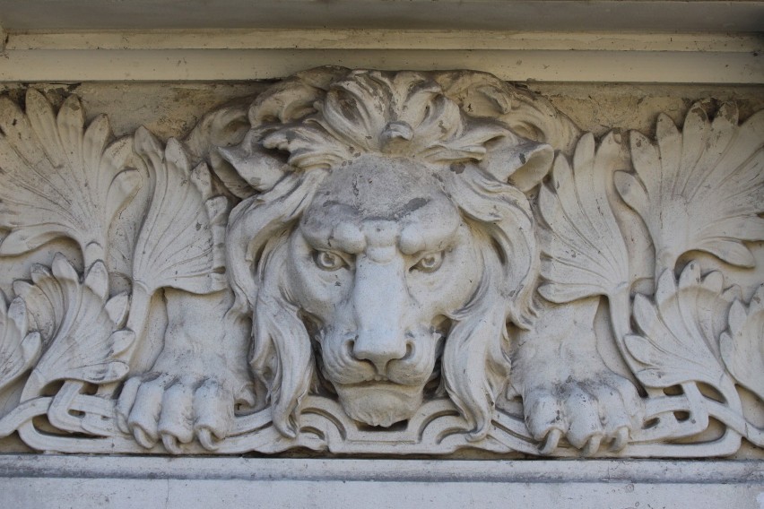 Jedna z dekoracji na elewacji - motyw z głową lwa