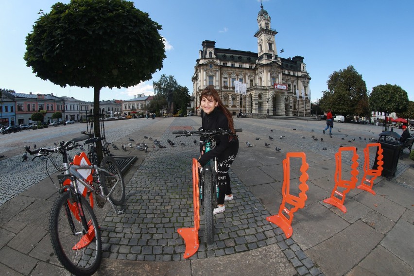 Nowy Sącz. Rowerowe stojaki na rynku i promenadzie [ZDJĘCIA]