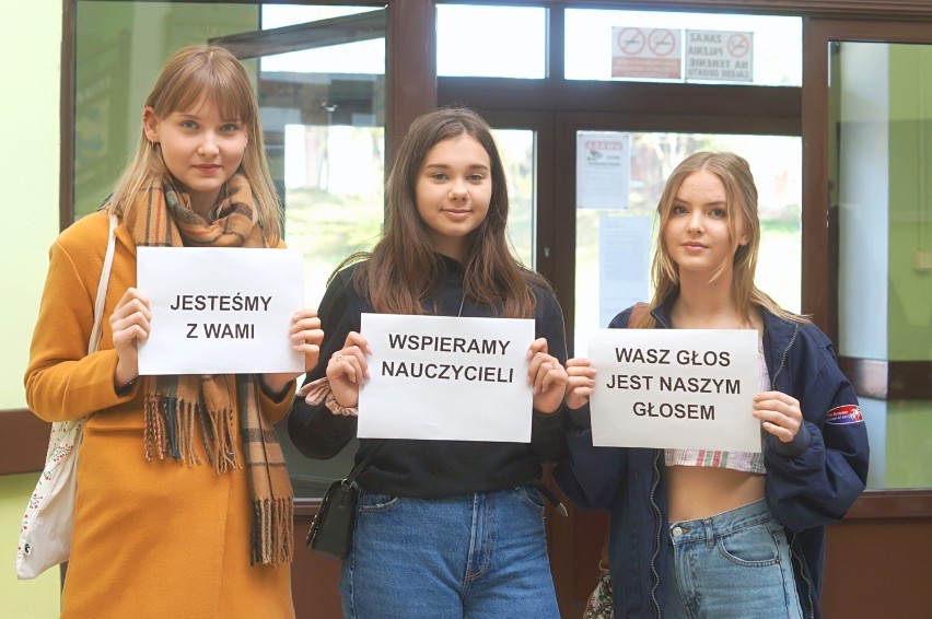 Strajk nauczycieli w Kwidzynie. Kolejny głos uczniów "nowego" ogólniaka, wsparli strajkujących [ZDJĘCIA]