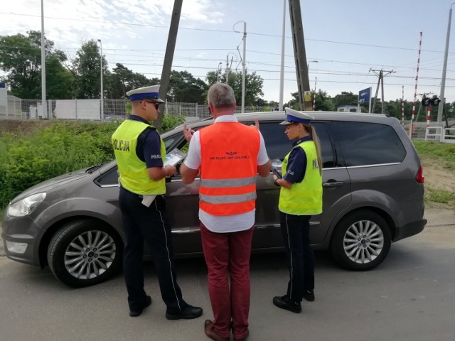 By na torach nikt nie zginął - akcja policji i  funkcjonatriuszy SOK na torach w Łasku Kolumnie