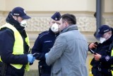 Policja ujawniła, ile osób w Poznaniu ukarano mandatami za brak maseczki