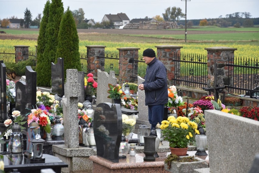 Przygotowania do 1 listopada na cmentarzu w Straszewie.