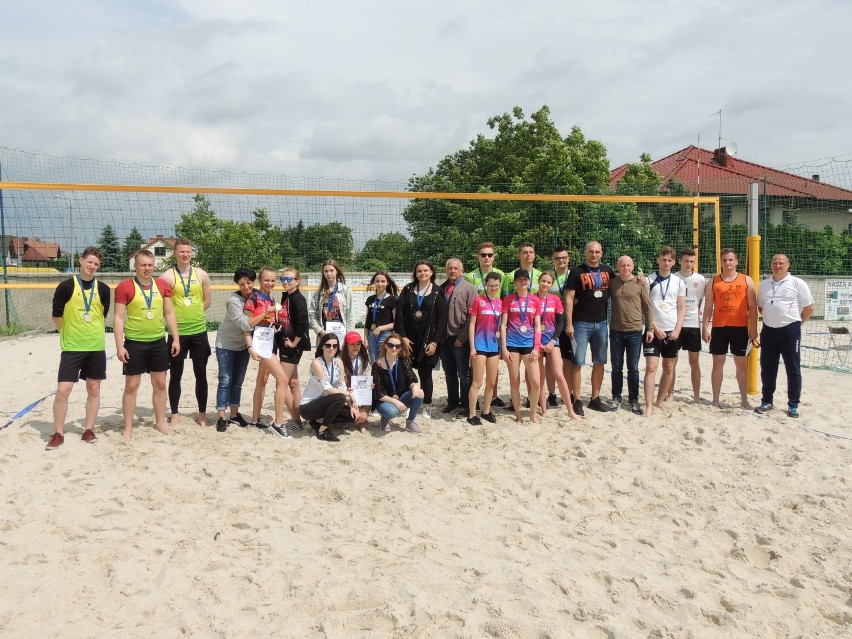 Mistrzostwa powiatu wieluńskiego w plażowej piłce siatkowej[FOTO, WYNIKI]