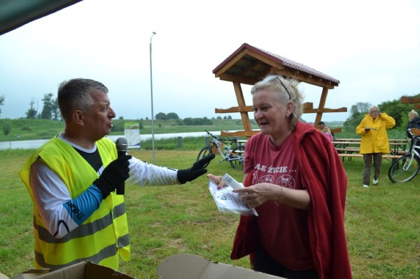 Stare Pole. Wiosenny Rajd Rowerowy po drogach gminy. Uczestników nie wystraszył ulewny deszcz