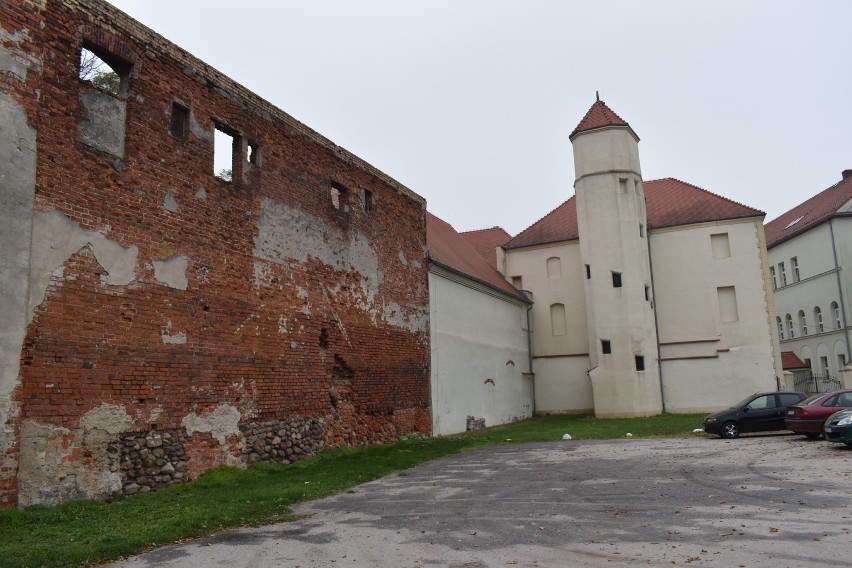 W jednym miejscu mur Zamku Piastowskiego się przechyla, w...