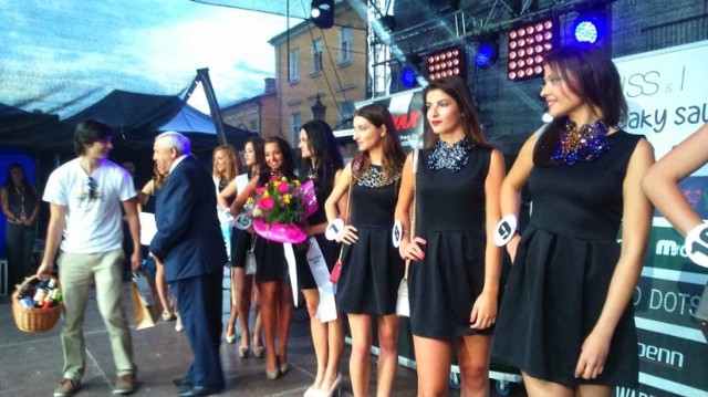 W ubiegłym roku koronę Miss Chmielaków 2015 zdobyła Oliwia Fijałkowska – 18-latka z Janowa