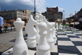Drugi weekend z szachami na rynku w Katowicach. To Wakacyjne Rozgrywki Szachowe ZDJĘCIA