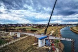Budowa kładki na Wyspę Bolko w Opolu trwa w najlepsze [ZDJĘCIA Z DRONA]