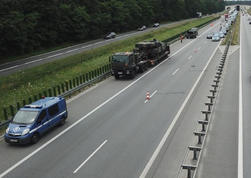 Wypadek na S3 niedaleko Zielonej Góry. Pojazd wojskowy...