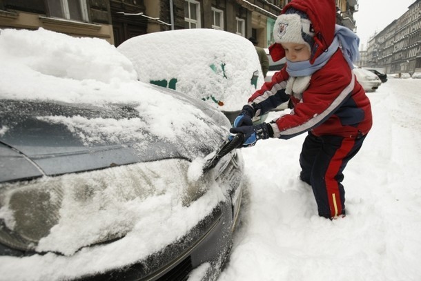 Kupmy skrobaczkę do szyb, odmrażacz i miotełkę do śniegu. Za zalegający śnieg, podczas jazdy na aucie, możemy dostać mandat.