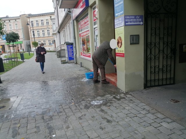 Paulina Hennig-Kloska. Słoma i gnojówka przed biurem poselskim