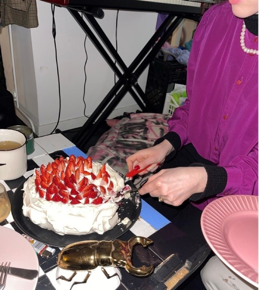 Bezowy tort dla uchodźców przyniosła do domu sióstr Vellow w...