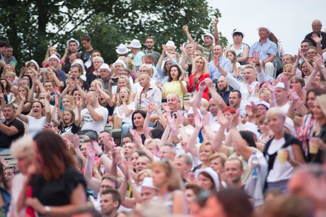 Słynna opolska publiczność na tegorocznym festiwalu nie zawiodła. W sobotę i niedzielę wypełniła amfiteatr po brzegi. W piątek - na mundialowym koncercie - tak dobrze nie było.

Festiwal Opole 2018. Niedziela za kulisami. "Od Opola do Opola" oraz koncert przebojów stulecia [ZDJĘCIA] 

