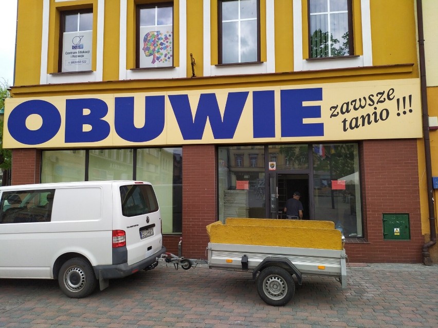 Zmiany na Rynku w Lublińcu. Znika sklep i napis "Obuwie" Co będzie na rogu przy placu Kopernika 5?