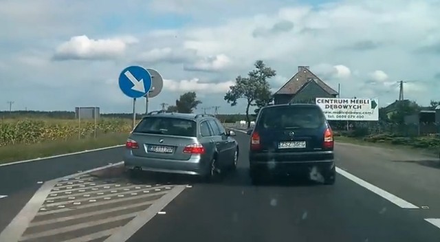 Na podwójnej ciągłej i zaraz przed wysepką. Tak sobotę (23 ...