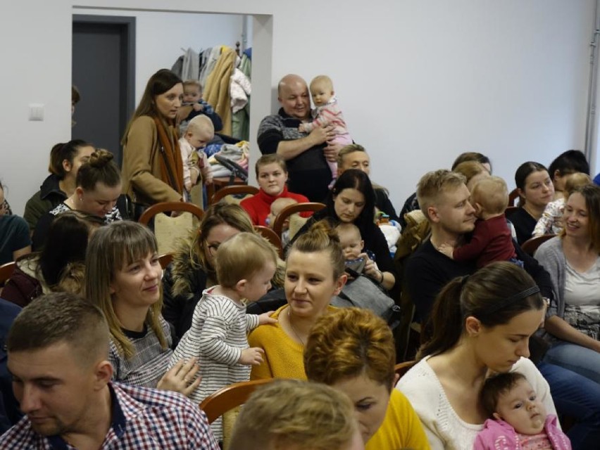 Maluchy z gminy Drzewica urodzone w 2019 otrzymały prezenty od burmistrza miasta [zdjęcia]  