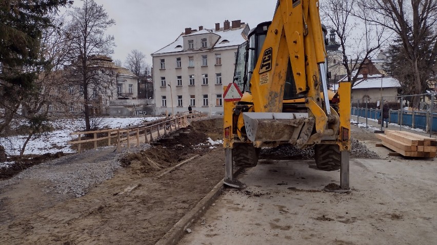 Most na ulicy Paderewskiego w Krośnie do rozbiórki. Dla pieszych zbudowano kładkę