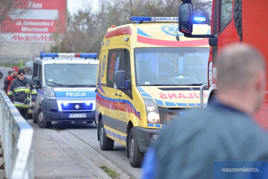 Kobieta wpadła do Zgłowiączki przy ulicy Wysokiej we Włocławku [zdjęcia, wideo]