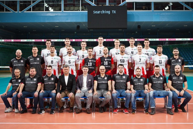 Asseco Resovia 2022/2023. W górnym rzędzie od lewej: Tomasz Piotrowski, Bartłomiej Krulicki, Michał Kędzierski, Maciej Muzaj, Bartłomiej Mordyl, Jan Kozamernik, Klemen Cebulj; w drugim rzędzie od lewej: Maciej Pająk, Alek Achrem, Thibault Rossard, Jakub Bucki, Michał Potera, Paweł Zatorski, Torey Defalco, Jakub Kochanowski, Fabian Drzyzga, Alfredo Martilotti; siedzą od lewej: Marcin Flis, Sergiusz Ruszel, Maciej Etgens, Bogusław Zając, Piotr Maciąg, Giampaolo, Medei, Gabriele Dedda, Jan Wójcik, Mateusz Przystaś, Mateusz Bąk