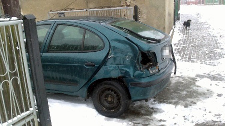 Kolizja w Żydowie pod Kaliszem. Osobówka zderzyła się autobusem KLA. ZDJĘCIA