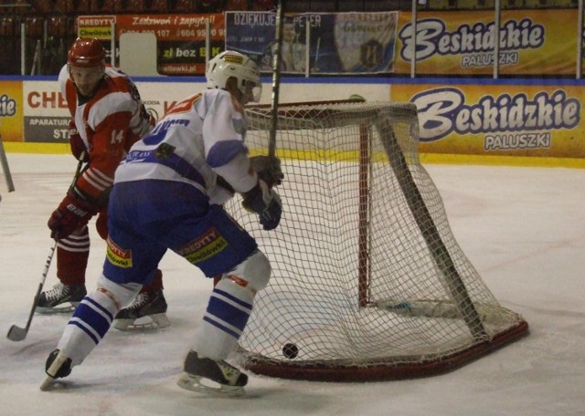 Jarosław Różański strzela trzecią bramkę dla Unii w hokejowych derbach Małopolski rozegranych w Oświęcimiu. Miejscowy Aksam, choć prowadził  3:1, przegrał ostatecznie 3:5.