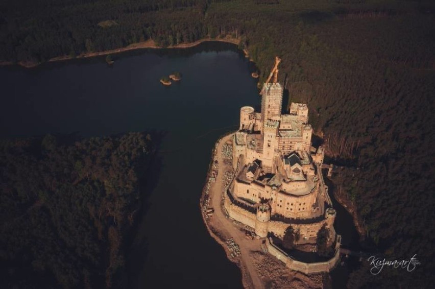 W 2018 roku budowa potężnego zamku w małej wsi Stobnica w...