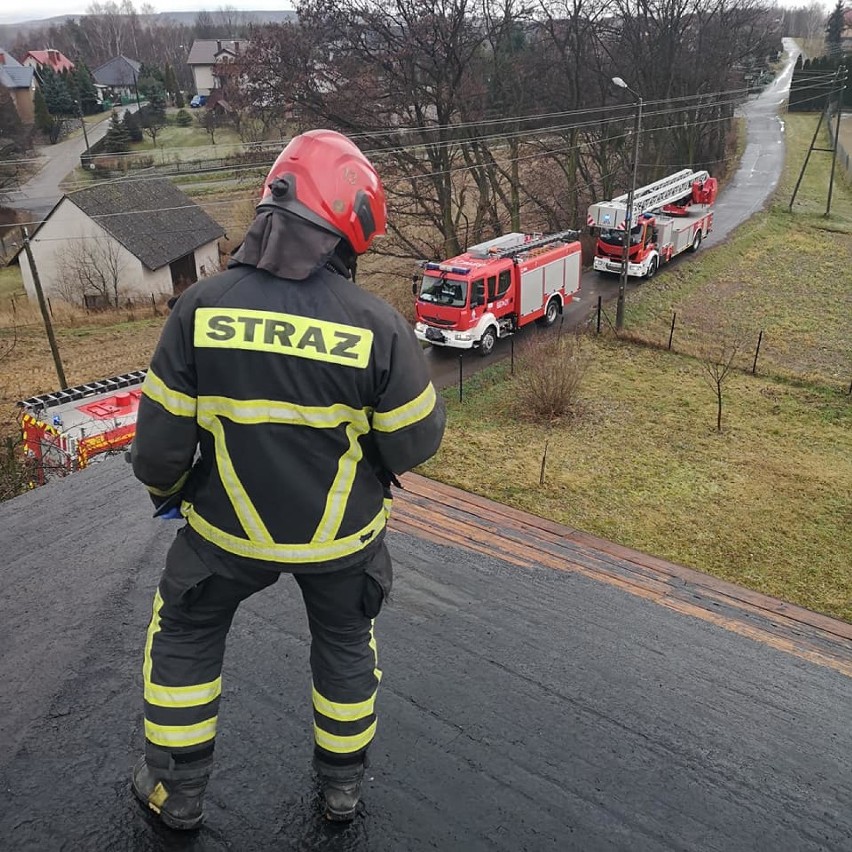 Wiatr zerwał niewielką część dachu domu w Gogołowej