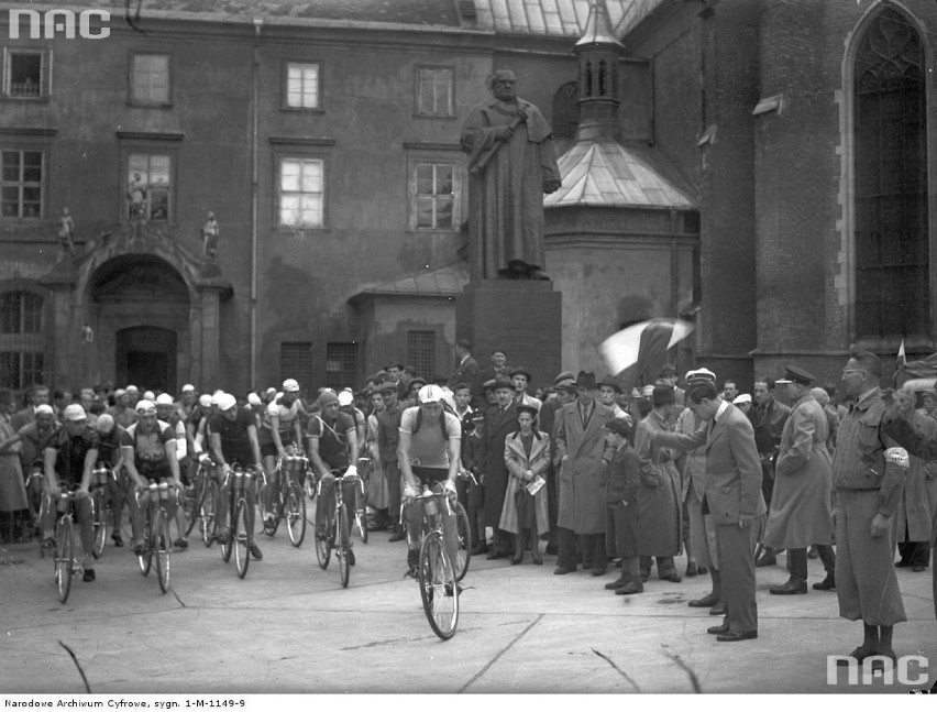 1939 rok. Opis obrazu: Kolarze na starcie do V etapu wyścigu...