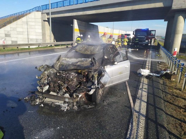 Na autostradzie A1 pod Grudziądzem samochód osobowy uderzył w pojazd obsługi autostrady i stanął w ogniu