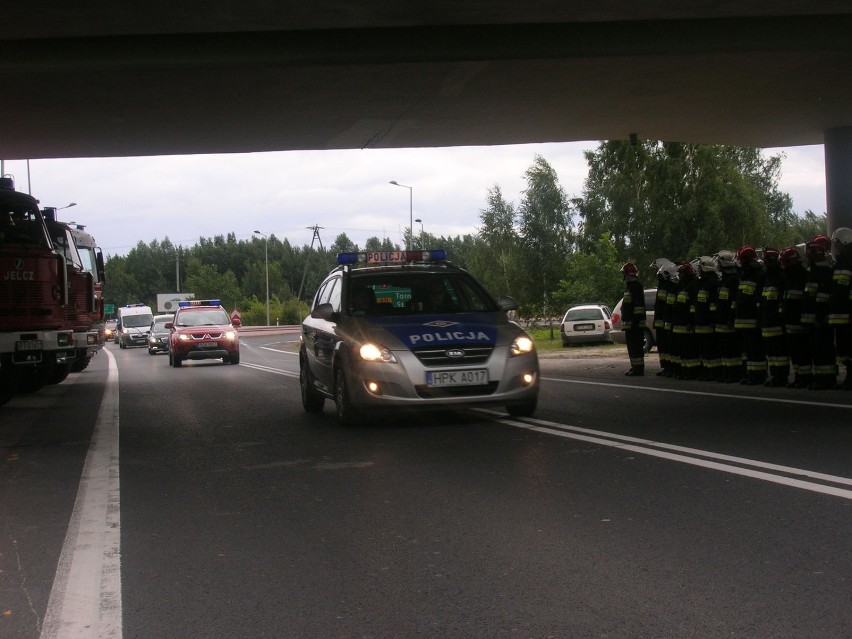 Kondukt żałobny w drodze z Rzeszowa do Warszawy